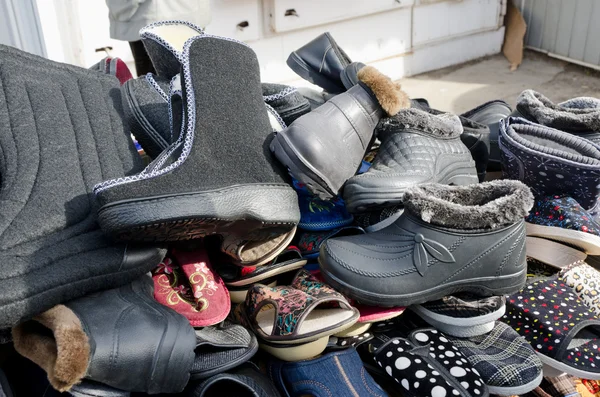 Pilha de sapatos no balcão no mercado — Fotografia de Stock