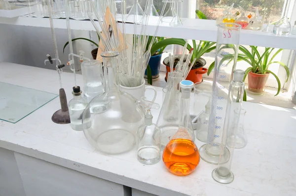 Tubos de ensayo y frascos en el laboratorio químico — Foto de Stock