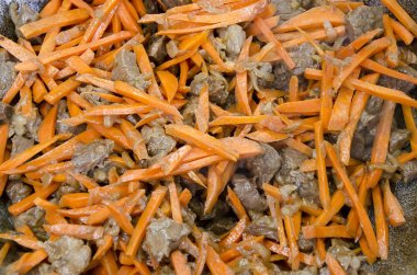 Sığır eti ve havuç kesim bir kazanda ihtiva eder.