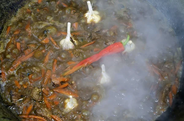 Kochen pilaf in einem Kessel — Stockfoto