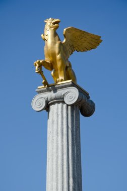 Griffin Stella üzerinde heykeli