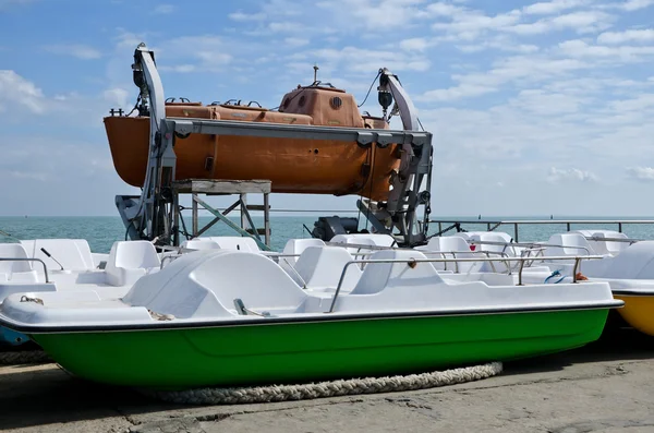 Barco de rescate en la estación de agua — Foto de Stock