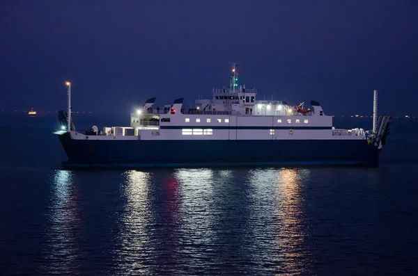 Gece denizde feribot — Stok fotoğraf