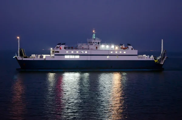 Ferry en el mar por la noche — Foto de Stock