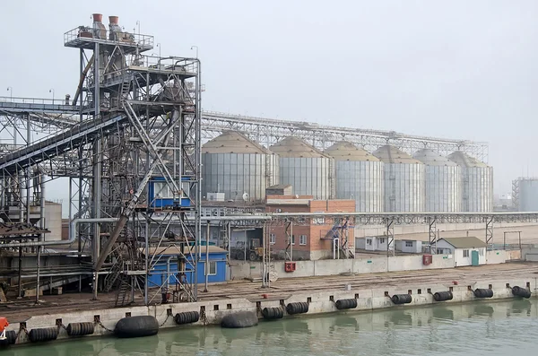 Terminal de grãos no porto Kavkaz — Fotografia de Stock
