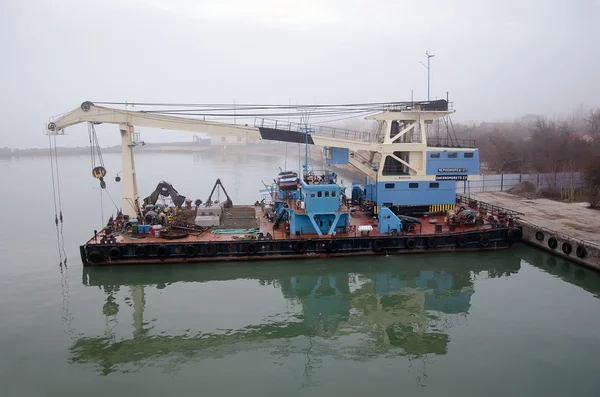 Navire de grue dans le port — Photo