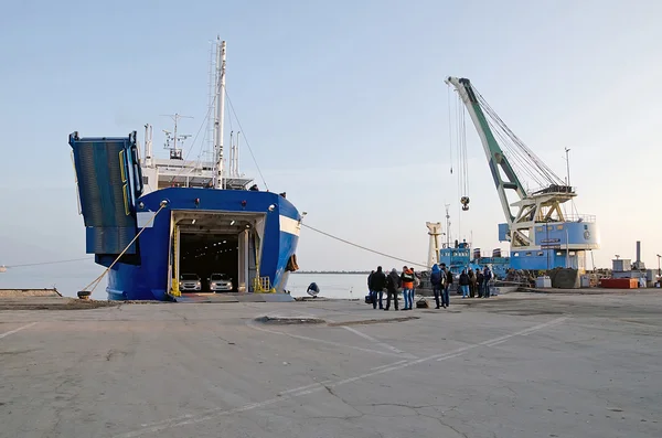 La carga en el ferry, la Crimea — Foto de Stock