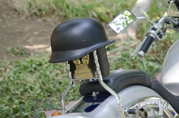 Capacete de proteção na motocicleta — Fotografia de Stock