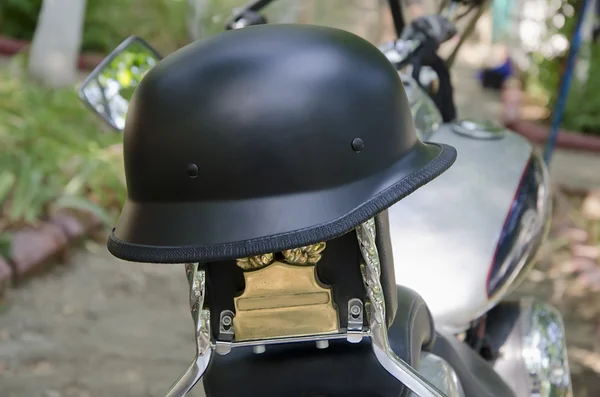 Capacete de proteção na motocicleta — Fotografia de Stock