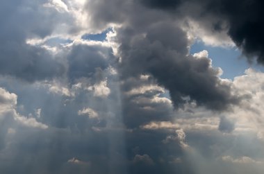 bulutlar güneş ışınları ile