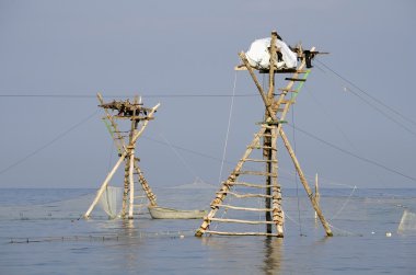 Gözetleme kuleleri için ağlar denizin içinde Balık tutma