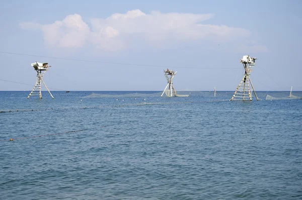 Tours de guet de pêche pour filets dans la mer — Photo