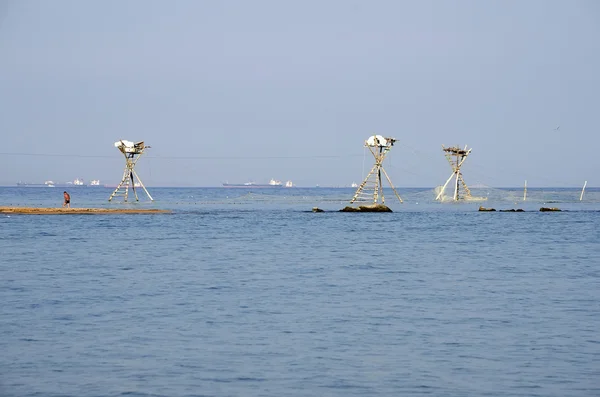 Visserij wachttorens voor netten in de zee — Stockfoto