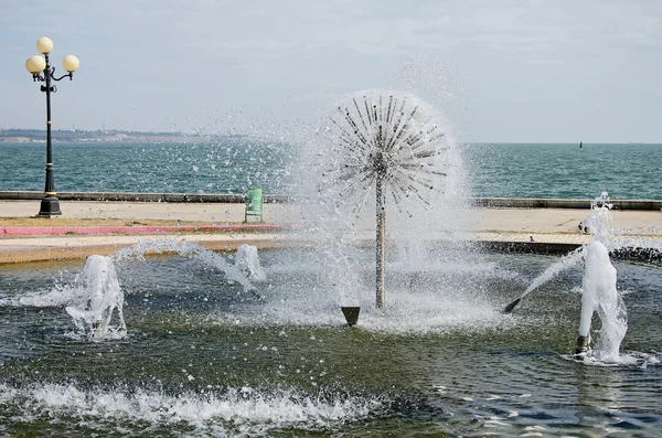 Fontein aan de waterkant in Kertsj — Stockfoto