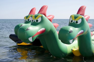 Cazibe bir ejderha şeklinde su