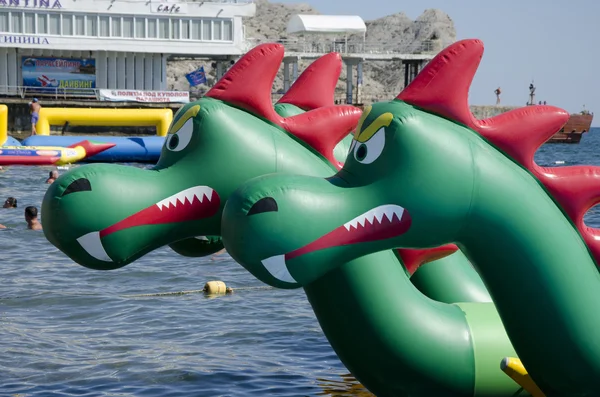 Attraktion auf dem Wasser in Form eines Drachen — Stockfoto