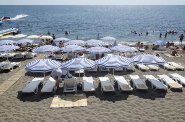 Güneş şemsiyesi altında istirahat