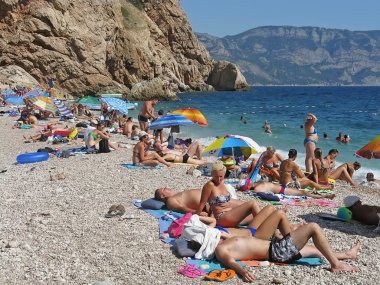 Tatilcilerin insanlar plajda