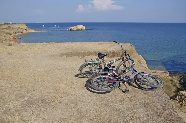 Bicicleta turistas en la costa — Foto de Stock