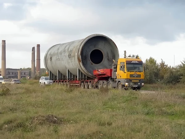 Transport ładunków ponadgabarytowych — Zdjęcie stockowe