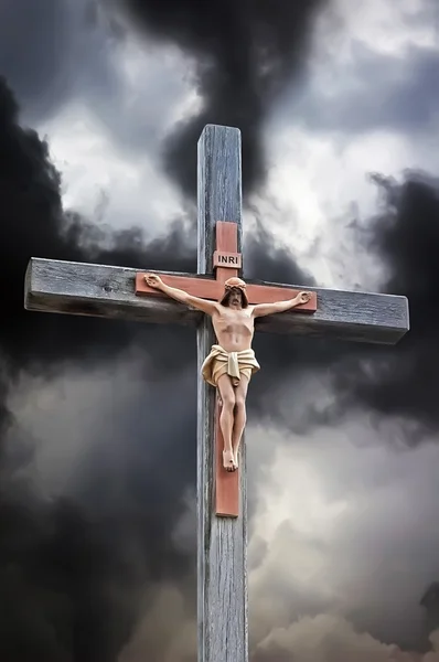 Crucifixion et nuages dramatiques — Photo