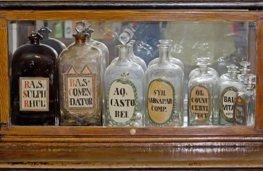 boş ilaç şişeleri