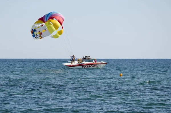 Attractie parachute op het water — Stockfoto