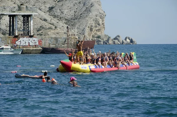 Equitazione su banana dell'acqua — Foto Stock