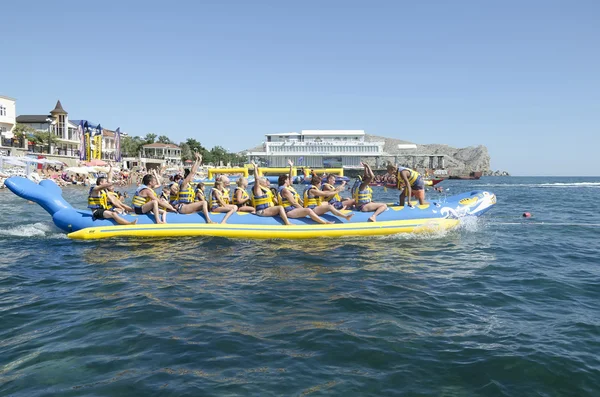 Equitazione su banana dell'acqua — Foto Stock