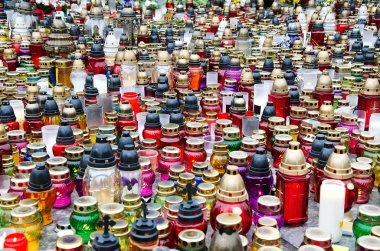 Memorial mumlar zeminde