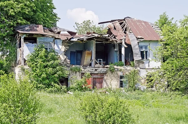 Руины домов в деревне — стоковое фото