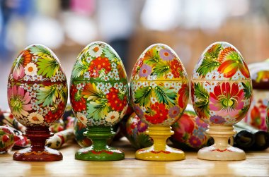 dört boyalı Paskalya yortusu yumurta