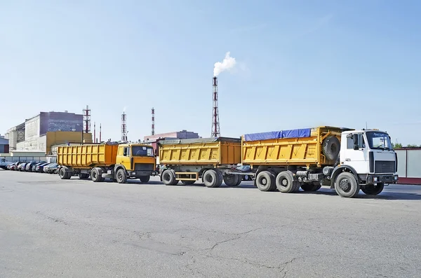 Φορτηγά στο εργοστάσιο χημικών σε Gomel — Φωτογραφία Αρχείου
