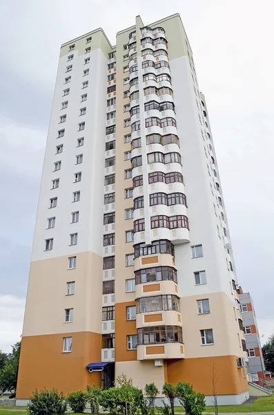 Moderno edificio de apartamentos — Foto de Stock