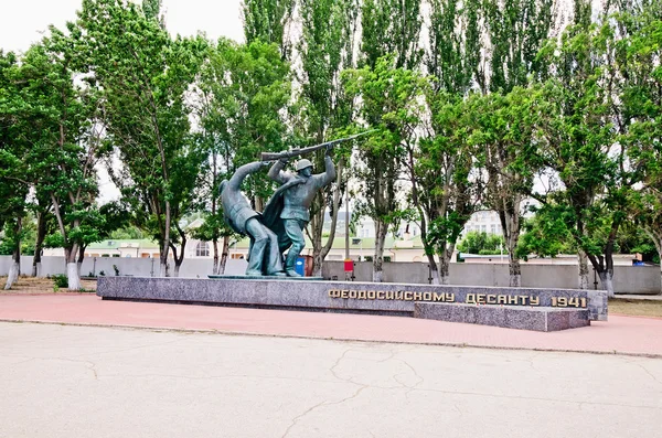 Denkmal für Fallschirmjäger in Feodosia — Stockfoto