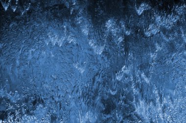 Cam doku üzerinde su