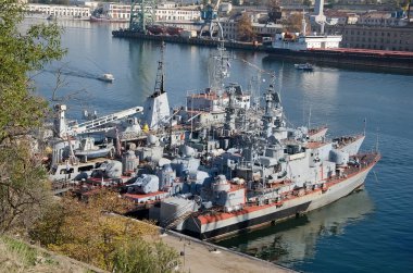 Sivastopol Körfezi 'nde savaş gemileri yaklaşıyor. Sivastopol, Kırım, Ukrayna