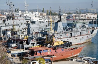 Sivastopol Körfezi 'nde savaş gemileri yaklaşıyor. Sivastopol, Kırım
