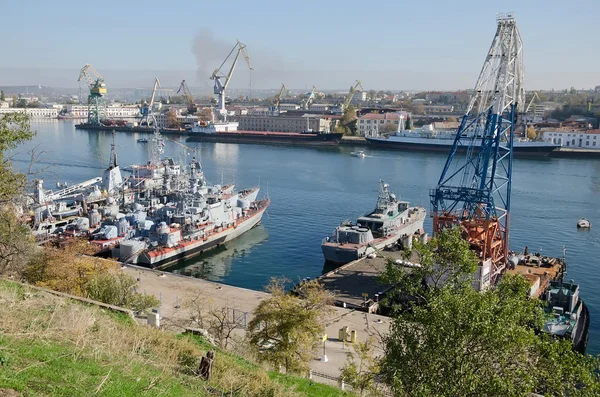 Πολεμικά Πλοία Ελλιμενισμένα Στον Κόλπο Της Σεβαστούπολης Σεβαστούπολη Κριμαία — Φωτογραφία Αρχείου