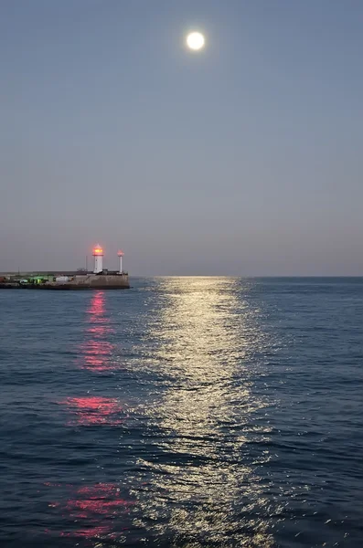 Farol no porto de Yalta — Fotografia de Stock