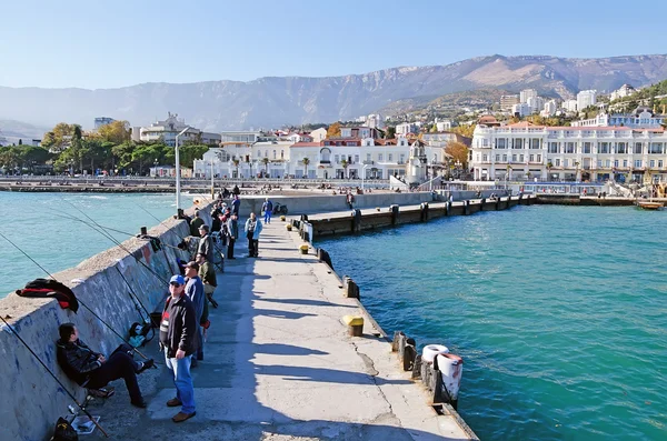 Fiskare vid havet i Yalta — Stockfoto