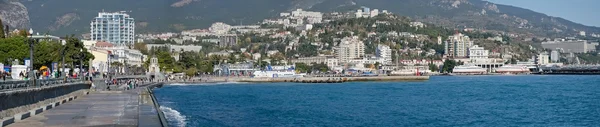 Central promenade of Yalta — Stock Photo, Image