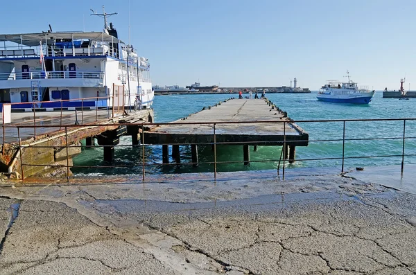 Pleasure boat entering the port — Stock Photo, Image