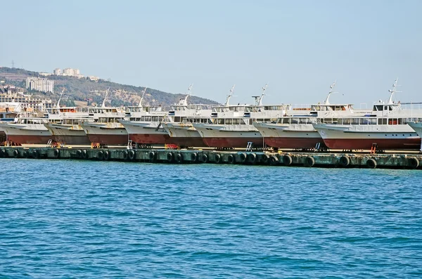 Barcos en muelle en puerto marítimo —  Fotos de Stock