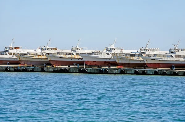 Boats on pier in seaport — Stock Photo, Image