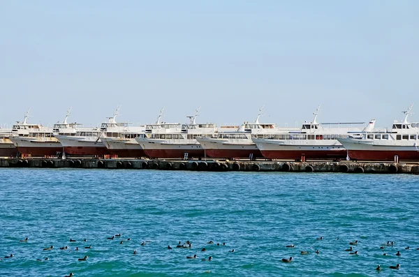 Човни на причалі в морському порту — стокове фото