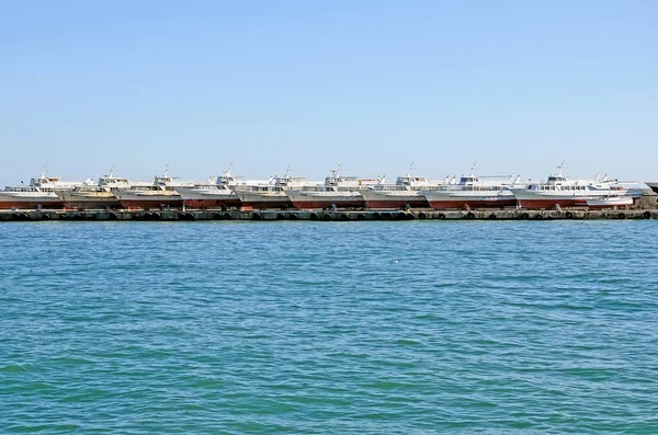 Boten op pier in zeehaven — Stockfoto