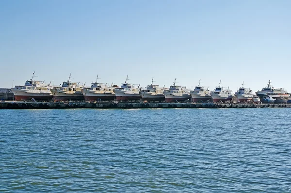 Boote auf Pier im Seehafen — Stockfoto