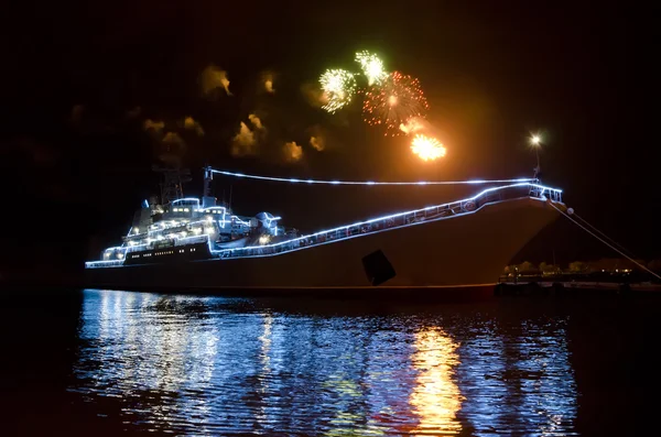 Мая 2015 Военный Корабль Порту Фоне Фейерверков Честь Мая 2015 — стоковое фото