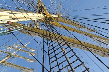 Bir yelkenli gemi direkleri yakın çekim
